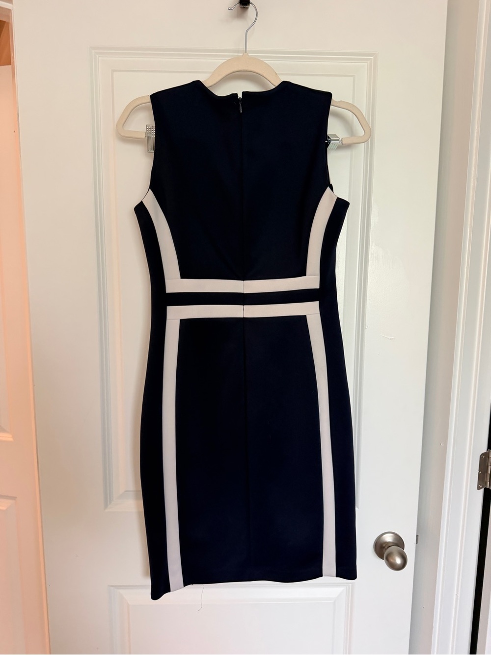 Sleeveless Navy and White Sheath Dress - Classic Contrast Design Calvin Klein - Picture 2 of 4